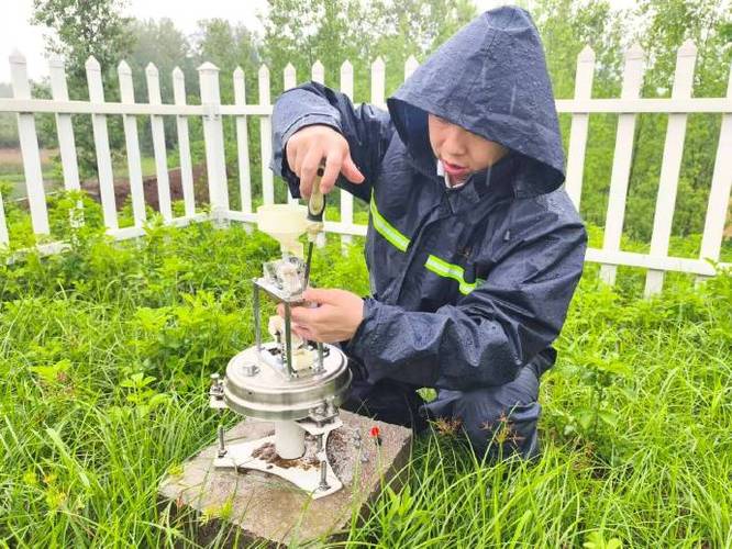 确保气象服务数据准确可靠,气象业务人员及时奔赴各气象观测站点,对